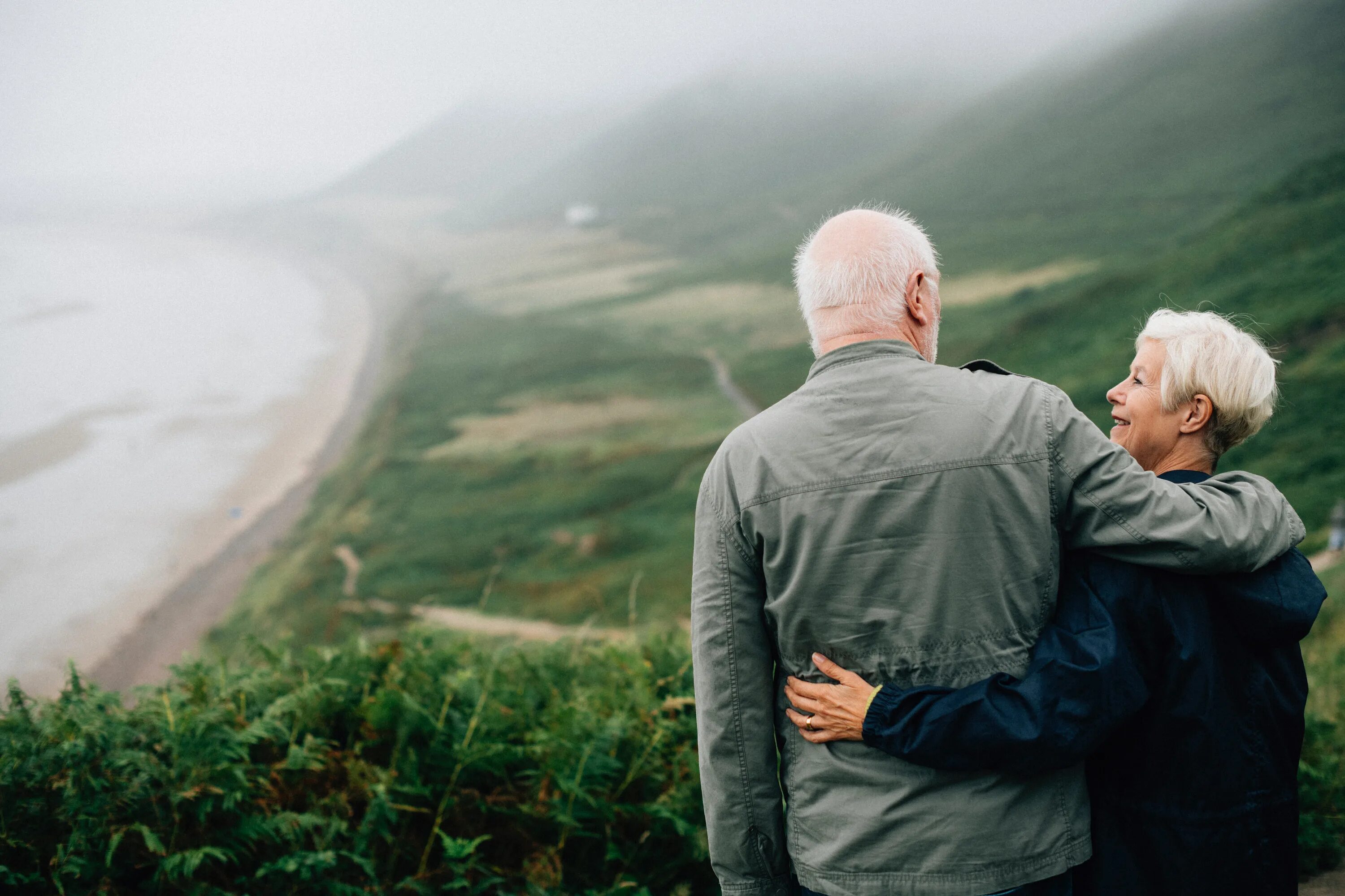 I love the old man. Бабушка и дедушка с внуками. Пожилые пары. I love the old man. Счастливые пожилые люди.
