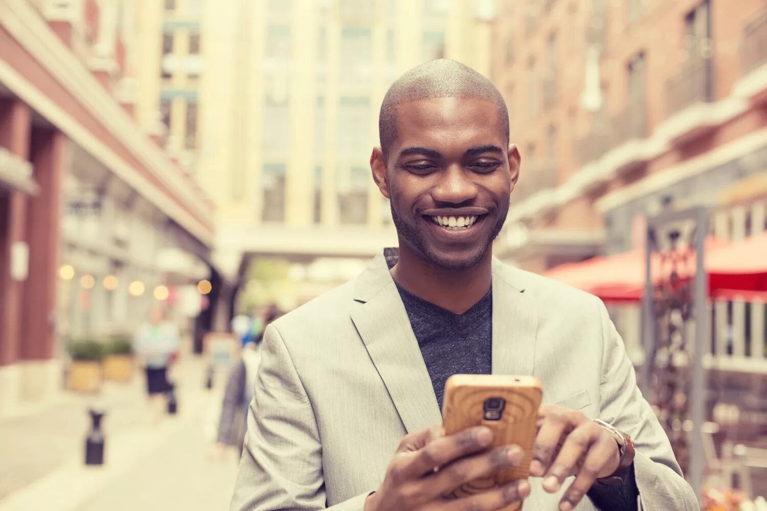 Man i is. Радостный черный мужчина. african man holding a phone. happy black man with phone. нигерия человек с телефоном.
