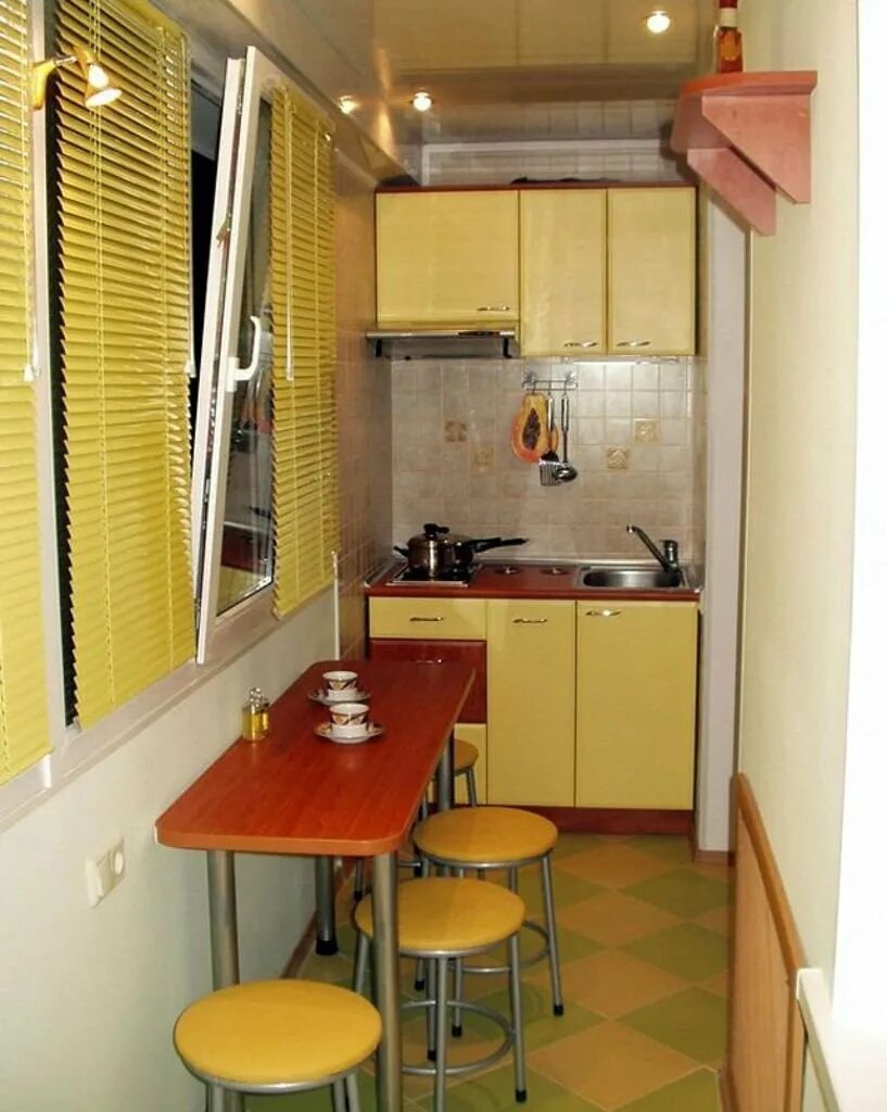 Дизайн балкона кухни фото. Кухня на маленьком балконе. Маленькая кухня с лоджией. Маленькая кухня с балконом. Планировка маленькой кухни с балконом.