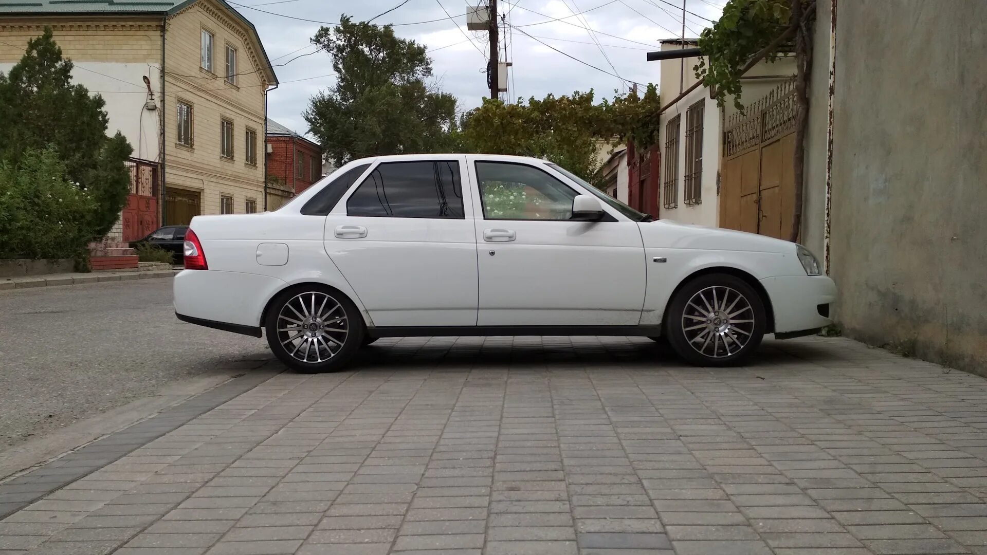 Диски лада спорт r16 на приоре. Белая приора на 16 дисках гранта спорт. Диски лада спорт r16 на приоре. Белая приора седан r16. Лада приора седан р16.