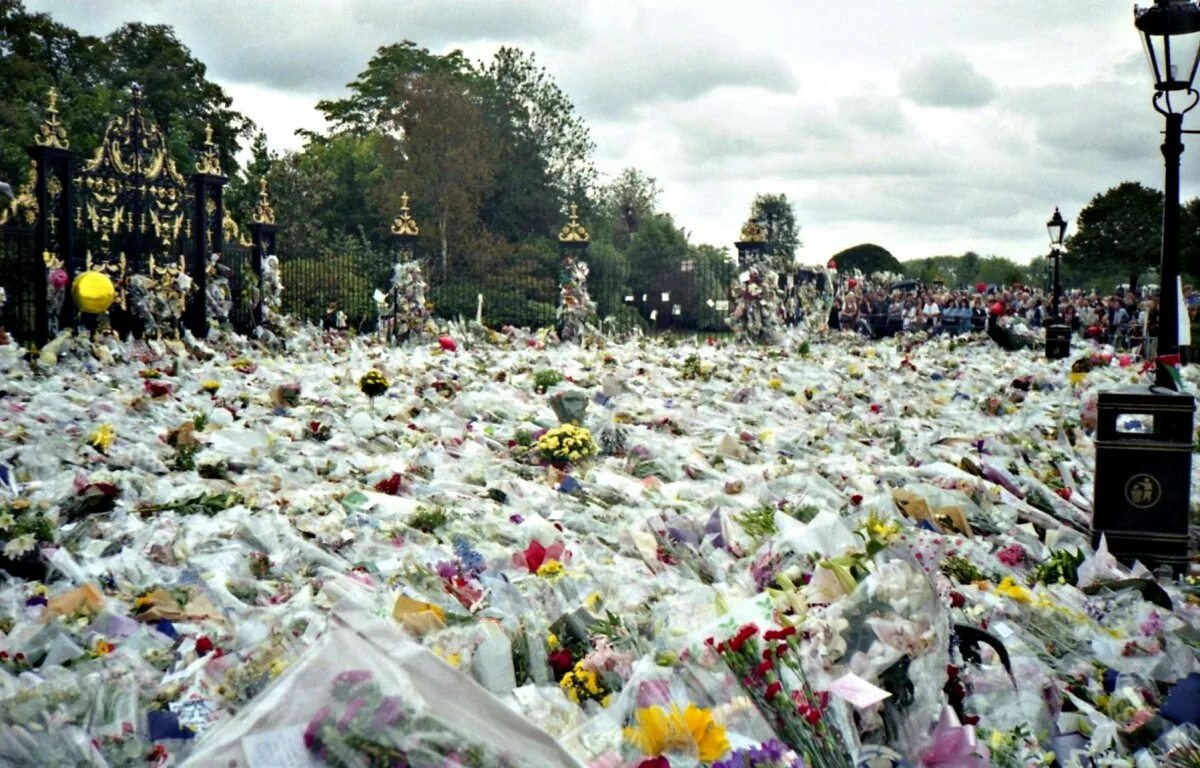 Смерть принцессы уэльской. Похороны принцессы Дианы 1997. Похороны принцессы Дианы. Смерть Дианы, принцессы Уэльской.