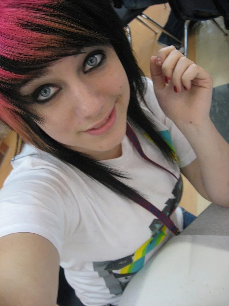 Красивые скины для девочек эмо. Фембой прически. Эмо девочки эстетика. Эмо панк 2020 эстетика. Дрейн герл.