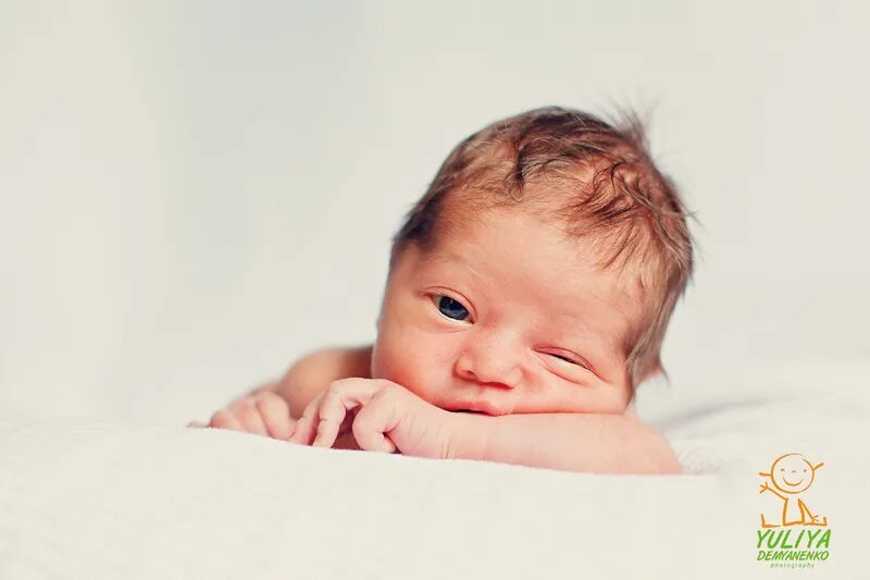 спящий ребенок. новорожденный ребенок. поза w у детей до года. спокойный ребенок 2 месяца. малыш спит.