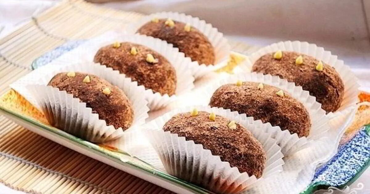 Пирожное картошка обсыпная. Торт из пирожного картошка. Пирожные картошка видео. Сладкая картошка пирожное. Украшение пирожного картошка.