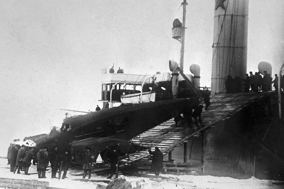 В 1928 ледокол спас итальянскую экспедицию. Экспедиция Нобиле 1928. Ледокол Красин 1928. Красин ледокол спасение Нобиле. Экспедиция Красин Нобиле.