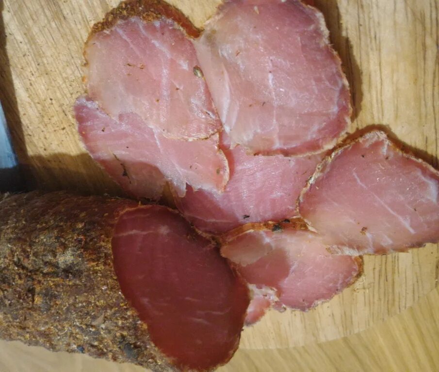 Белорусское сыровяленое мясо полендвица. Полендвица бмк. Как засолить полендвицу из свинины. Ленная свинная поледвца. Белорусская полендвица из свинины.