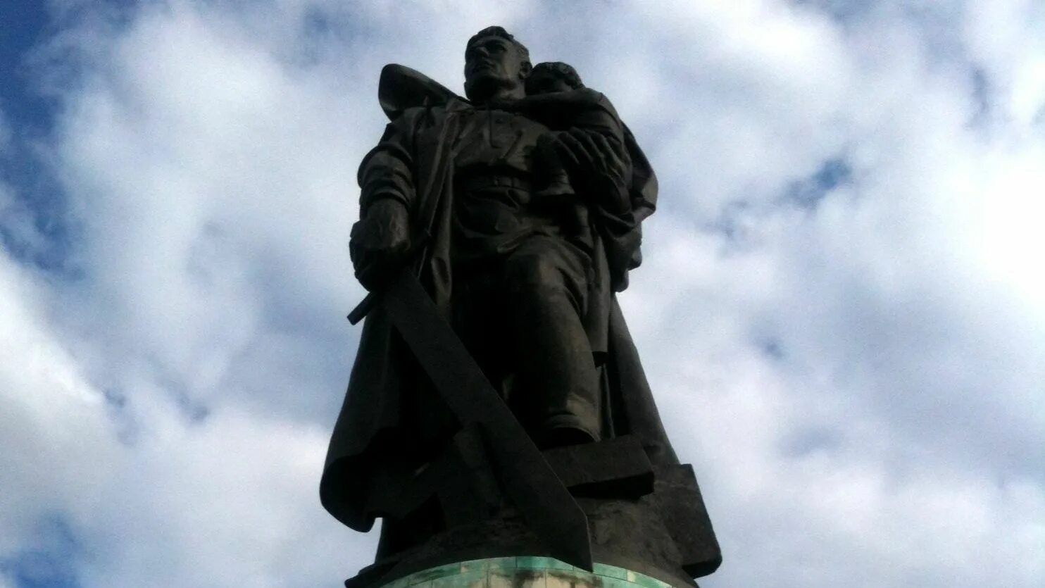 Воин-освободитель трептов-парк берлин. Воин-освободитель трептов-парк берлин. Памятники солдатам в европе. Памятник солдату трептов парк. Трептов-парк мемориал советским солдатам в берлине.