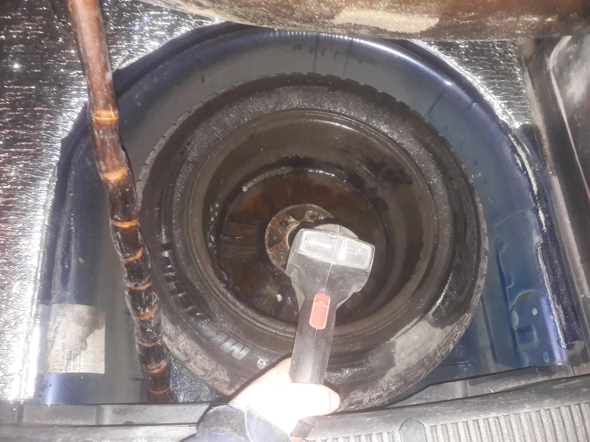 Откуда вода в запаске. Бочка в багажнике camry. Поддон запасного колеса фабия. Откуда вода в запаске. Шкода фабия 1 ржавая.