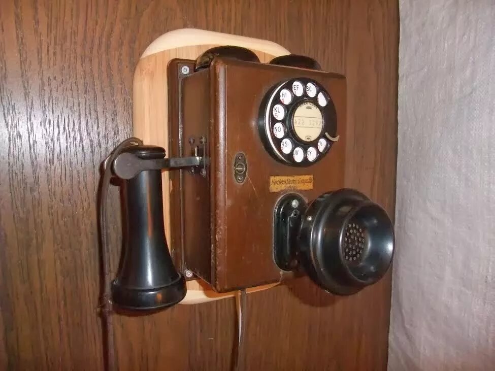 Какие 1 телефоны появились. Первый телефонный аппарат Белла 1876. 1876 Александр Белл телефонный аппарат. Телефонный аппарат 19 век сбоку. Телефонный аппарат 19 век Белл сбоку.
