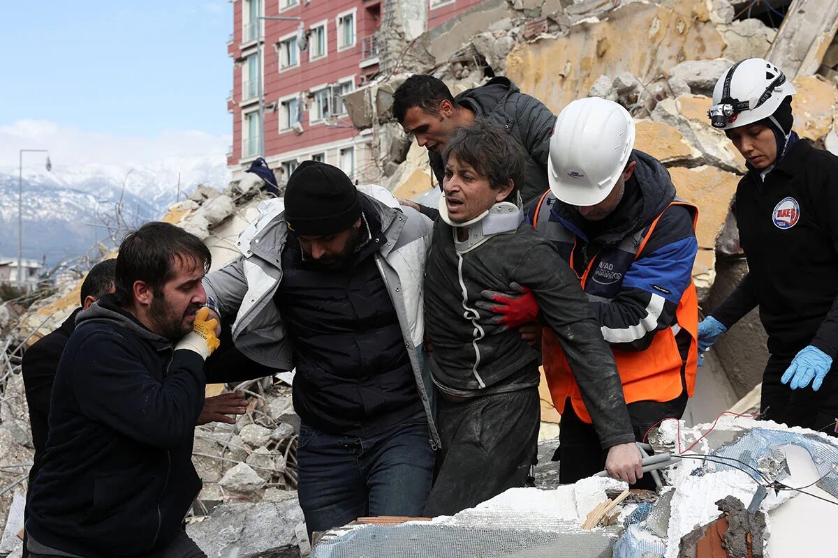 Спасенные землетрясение. Землетрясение спасение людей. Турция землетрясение спасенные. Турция до и после землетрясения.