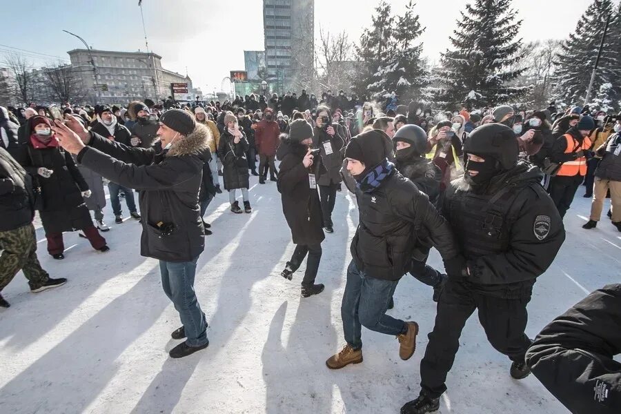 Теракт в новосибирске сегодня. Митинг в Новосибирске. Митинг в Новосибирске сейчас. Акции протеста в Новосибирске. Митинг февраля 2022 Новосибирск.