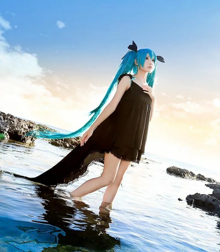 Hatsune miku cosplay. Косплеер Мику. Хатсуне Мику в воде. Хатсуне Мику косплей. Мику Хатсуне в купальнике косплей.