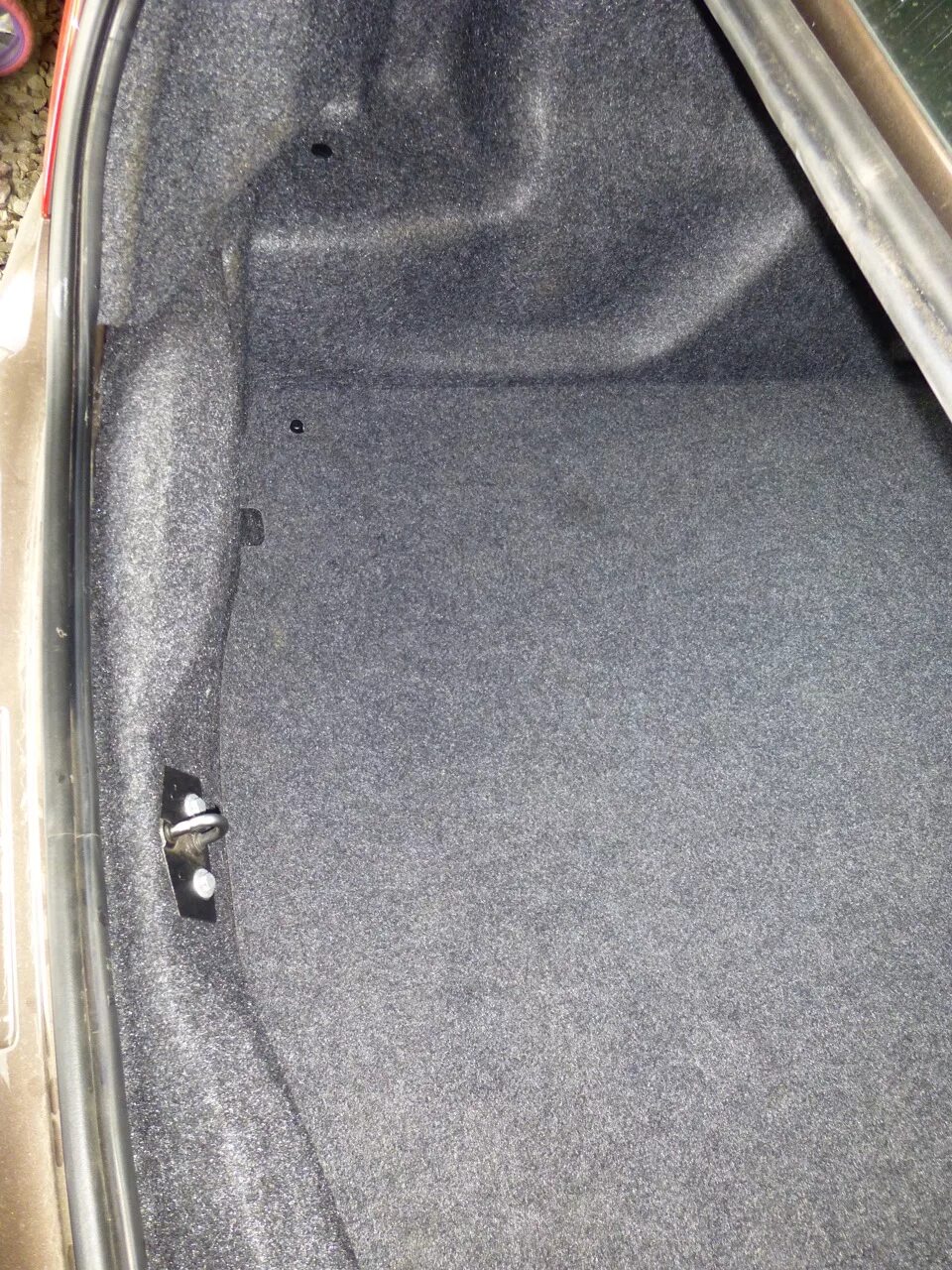 Оклейка багажника карпетом lancer 10. Карпет в бардачок приора. Обшивка багажника прадо 150 карпетом. Обклеить карпетом багажник. Оклейка карпетом багажника прадо 150.