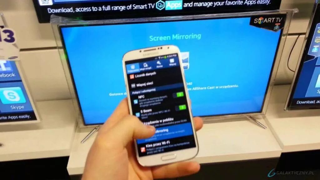 Передать изображение телефона на тв. Screen Mirroring для телевизора самсунг. Телефон Samsung с телевизором. Зеркалирование экрана смартфона на телевизор. Дублирование телефона на телевизор.