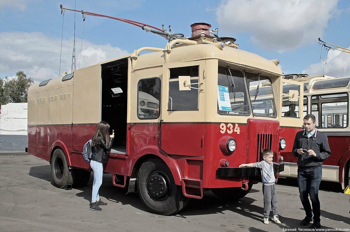 Грузовой троллейбус тг-3м. Картины: грузовой и легковой автомобили, автобус, трамвай. Грузовой трамвай. Грузовые автомобили автобусы и троллейбусы. Грузовой ятб-1.
