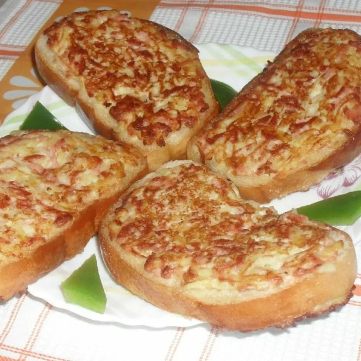 Гренки с колбасой и сыром на сковороде. Гренки с колбасой и сыром. завтрак с батоном. гренки с батоном. вкусный завтрак из батона.