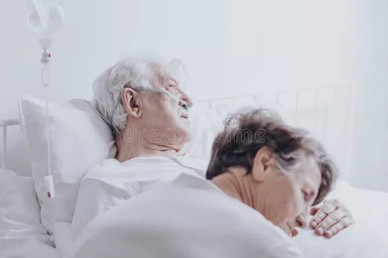 Как умирает пожилой человек. Пожилой мужчина в больнице. Умирающие пожилые в больнице. Пожилые люди в больнице картинки. Пожилой человек в больнице улыбается.