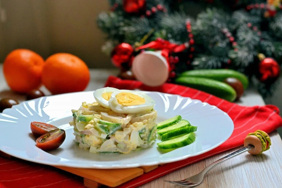 закуски с икрой. салат оливье кафе пушкин. подача блюд на новый год. оливье в виде елки. новогодние ресторанные блюда.