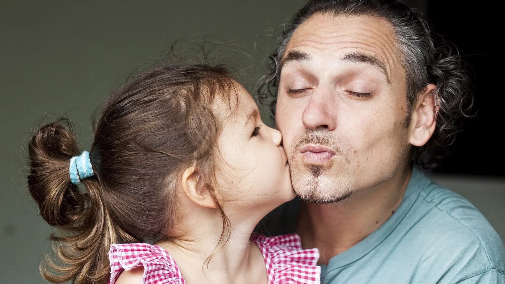 Real daddy daughter. Поцелуй отца. Папа целует дочку. Целует папу. Дочь целует папу.