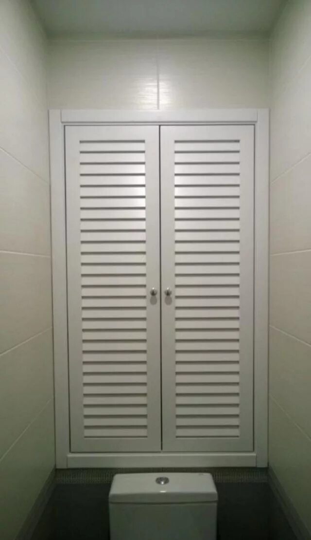 Шкаф с деревянными дверями. Стеклянные дверцы для сантехнического шкафа. Шкаф в нишу в ванной. Дверцы в нишу. Жалюзийные двери ral.