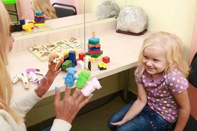 Мама учит малыша. Ребенку трудно. Ребенок вместо к говорит т. Как научить ребёнка говорить букву х. Дети азиаты на прогулке.