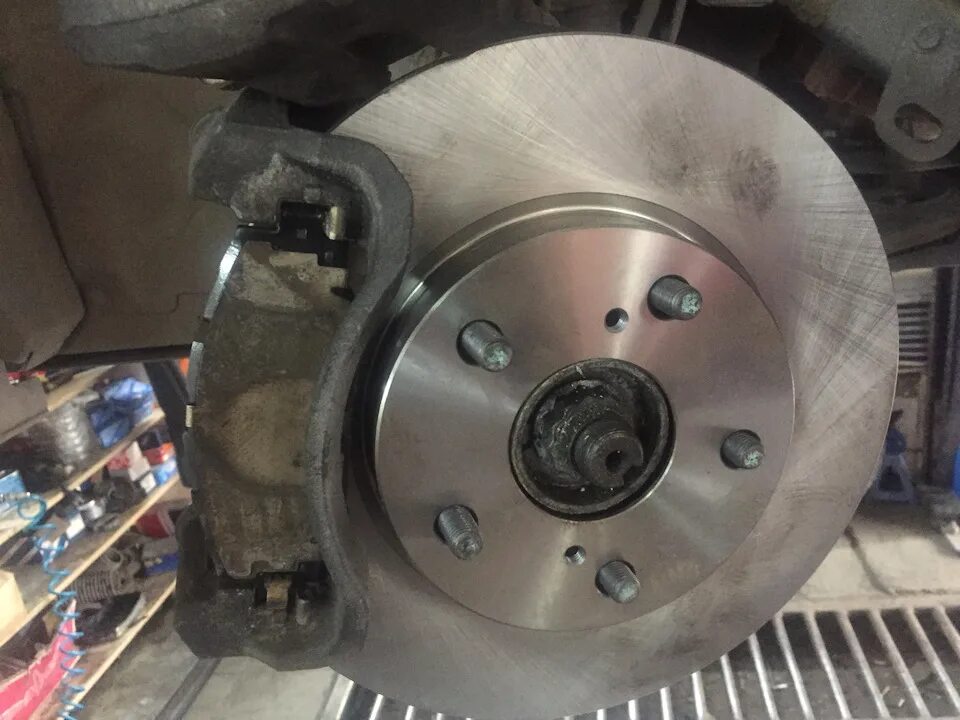 Тормозные диски тойота аурис. Тормозные диски аурис. Пыльник заднего тормозного диска аурис 2008. Колодки тормозные задние тойота аурис 2008 года. Тормозные диски аурис.