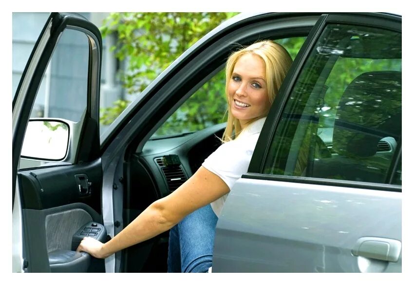 Женщина в машине за рулем. Уроки вождения на автомате. Вождение автомобиля для начинающих механика. Женщина водит машину. Книга евгения васина.