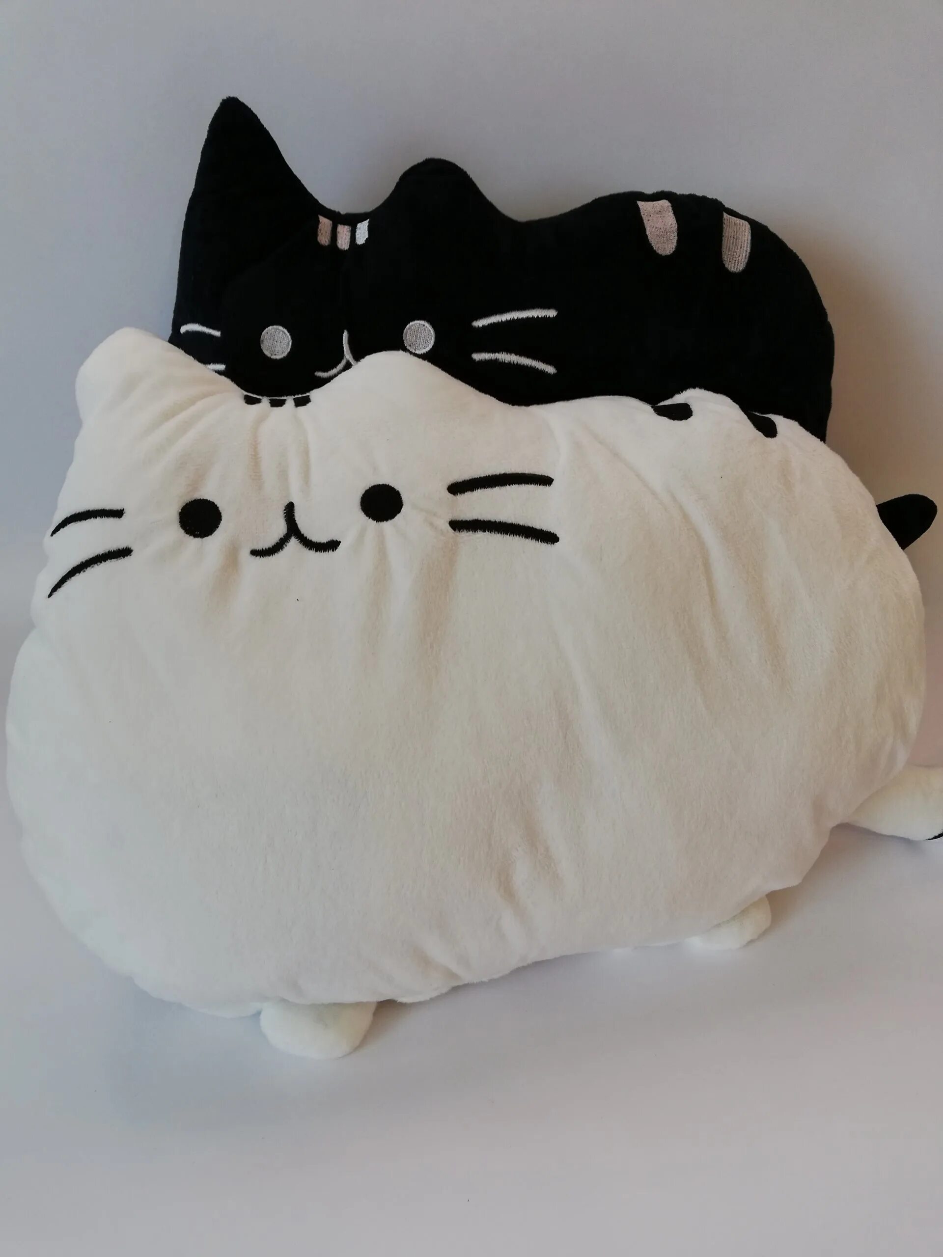 Характер кошки по подушечкам. Подушка Пушин. Кот-подушка. Подушка кошка. Большая подушка кошка.
