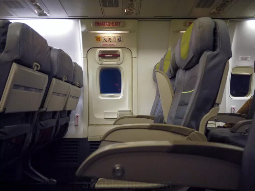 Самолёт боинг 737-800 аэрофлот салон. 737 emergency exit. Аварийный люк а320. Боинг 737-300 салон. Боинг 737 эконом transavia.