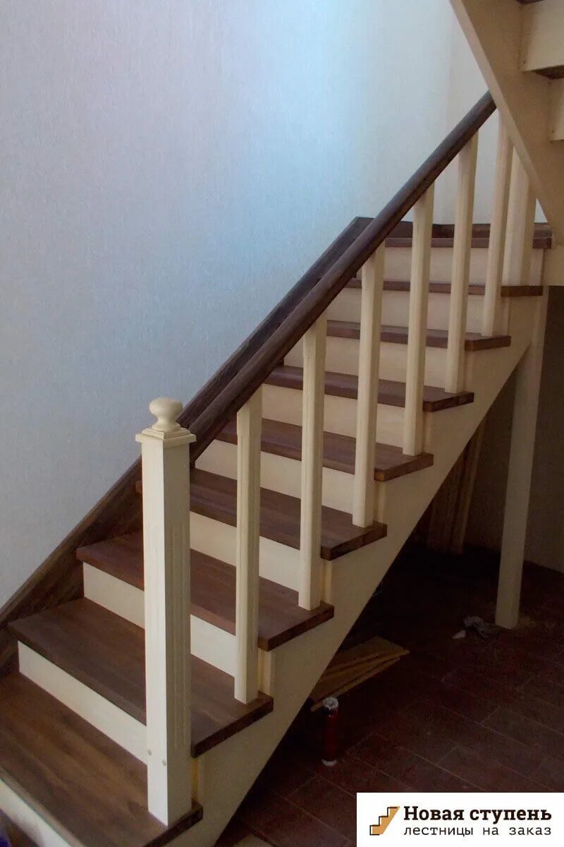 Лестница 2 цвета. Расцветки лестниц деревянных. Лестница в интерьере. Покрасить лестницу деревянную. Лестница 2 цвета.