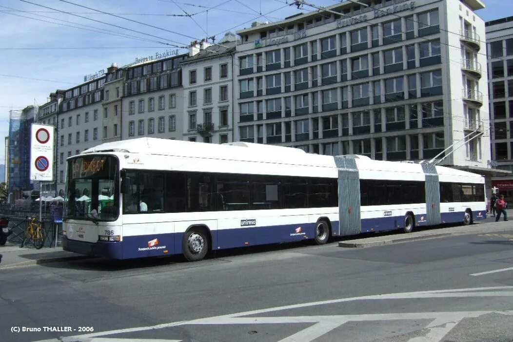 Длинные троллейбусы. Троллейбус Швейцария. Троллейбус в Женеве. Длинный троллейбус. Самый длинный троллейбус в мире.