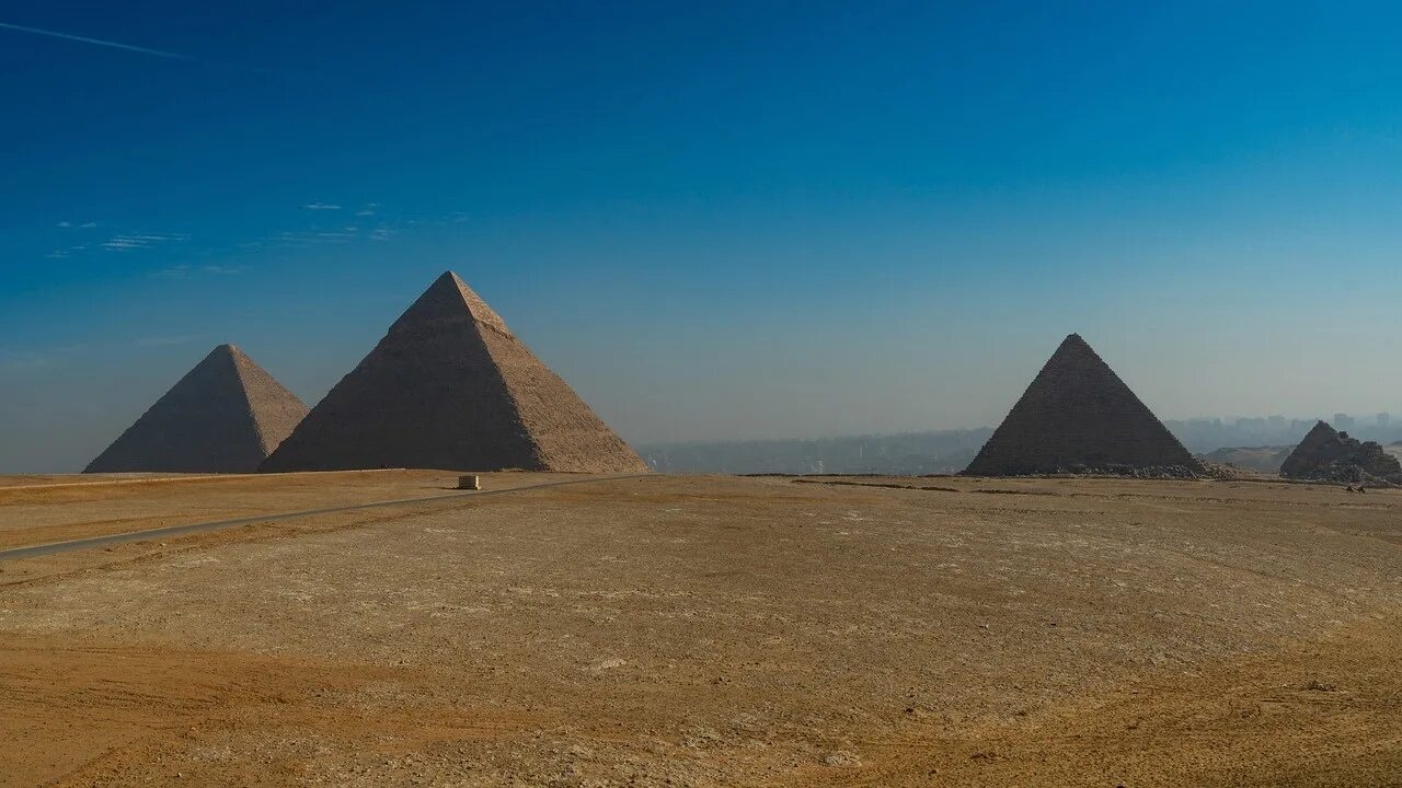 В какой стране находятся пирамиды. Пирамида Гиза Египет. Пирамиды Хеопса Хефрена и Микерина в Гизе. Долина пирамид в Египте. Долина Гиза Египет.