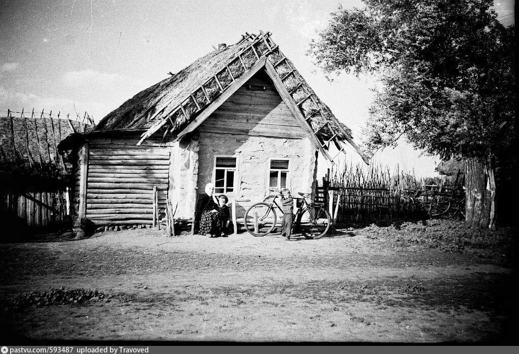 Поволжские дома. Чуваши традиционное жилище народов. Старый деревянный дом. Традиционное жилище народов Поволжья. Старые Деревенские дома с соломенными крышами.