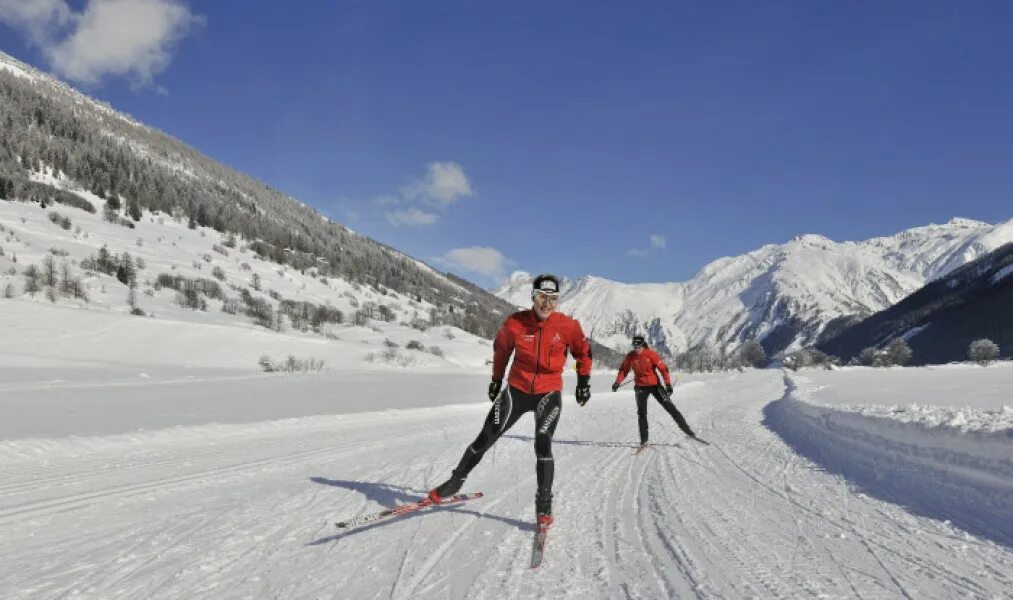 Skiing cross country skis. Кросс Кантри лыжи. Лыжники баннер. Lawine Cross Country Skiing. Cross на лыжах.