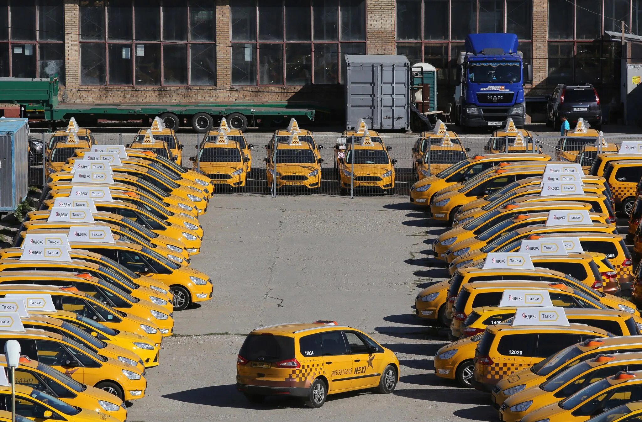 Парк автомобилей такси. Парк машин такси. Много желтых машин. Авто для таксопарка.