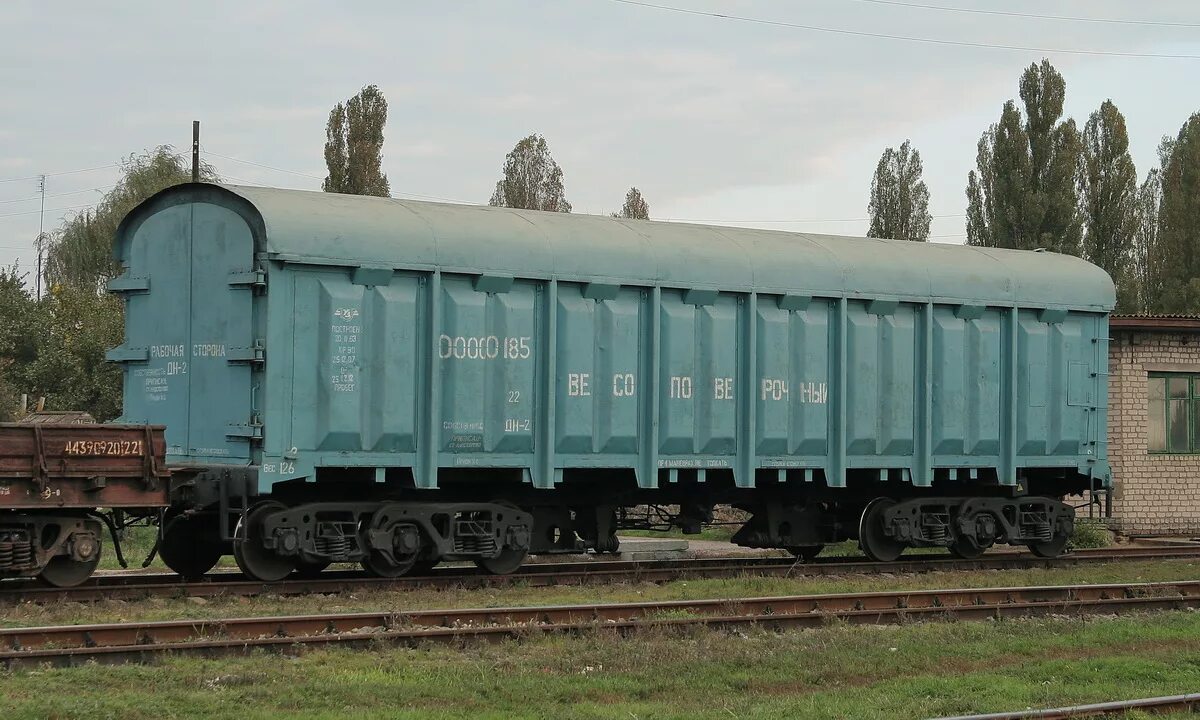 восьмиосный вагон грузовой. шестиосный вагон. 8-осный полувагон модели 12-508. шестиосный полувагон 12-п152. весоповерочный вагон впв-135к.
