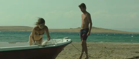Damla Sönmez nude pics.