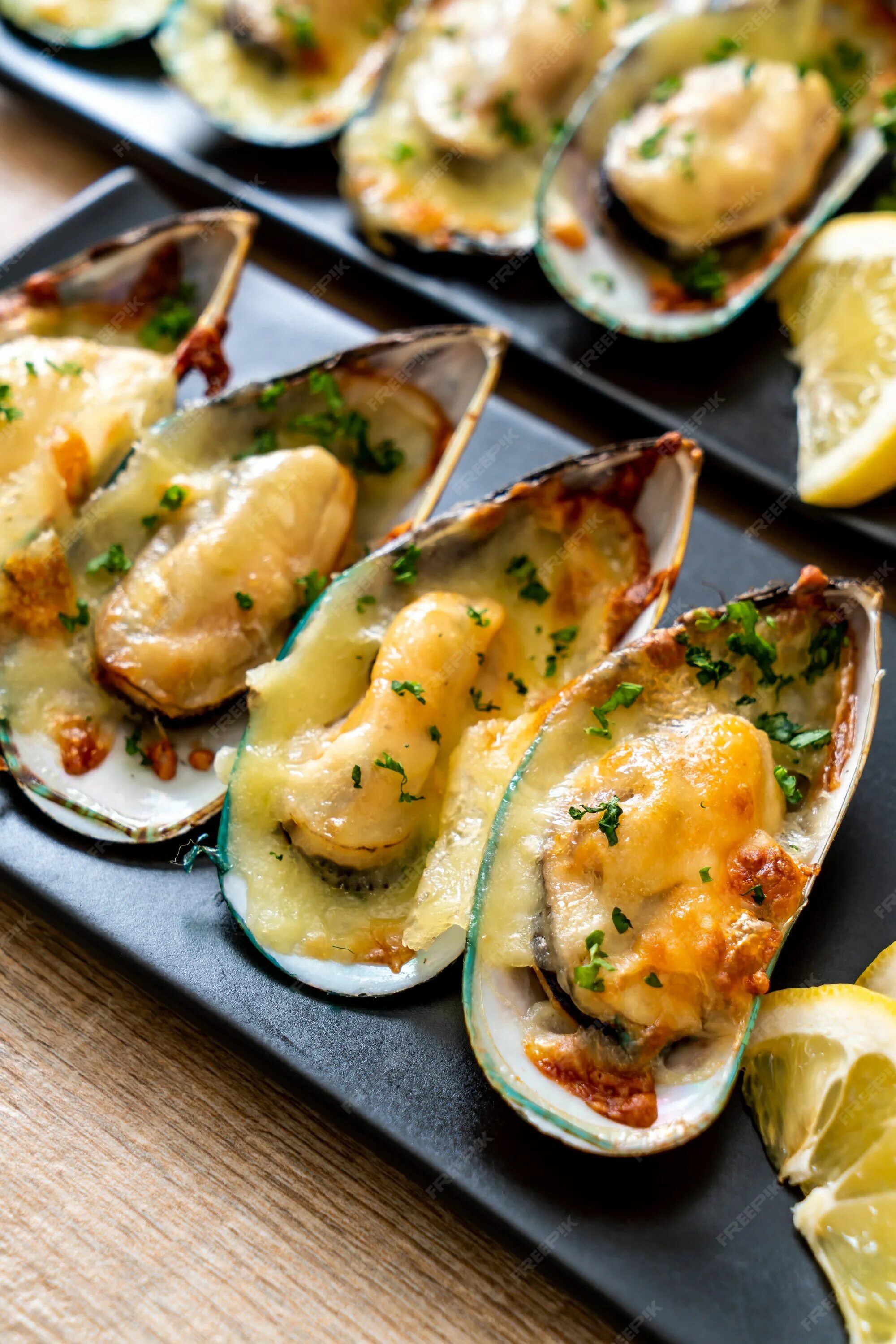 Мидии запеченные в сливочном соусе. Мидии в створках с сыром. Мидии в створках с сыром. Мидии киви запеченные в духовке. Мидии запеченные с сыром.