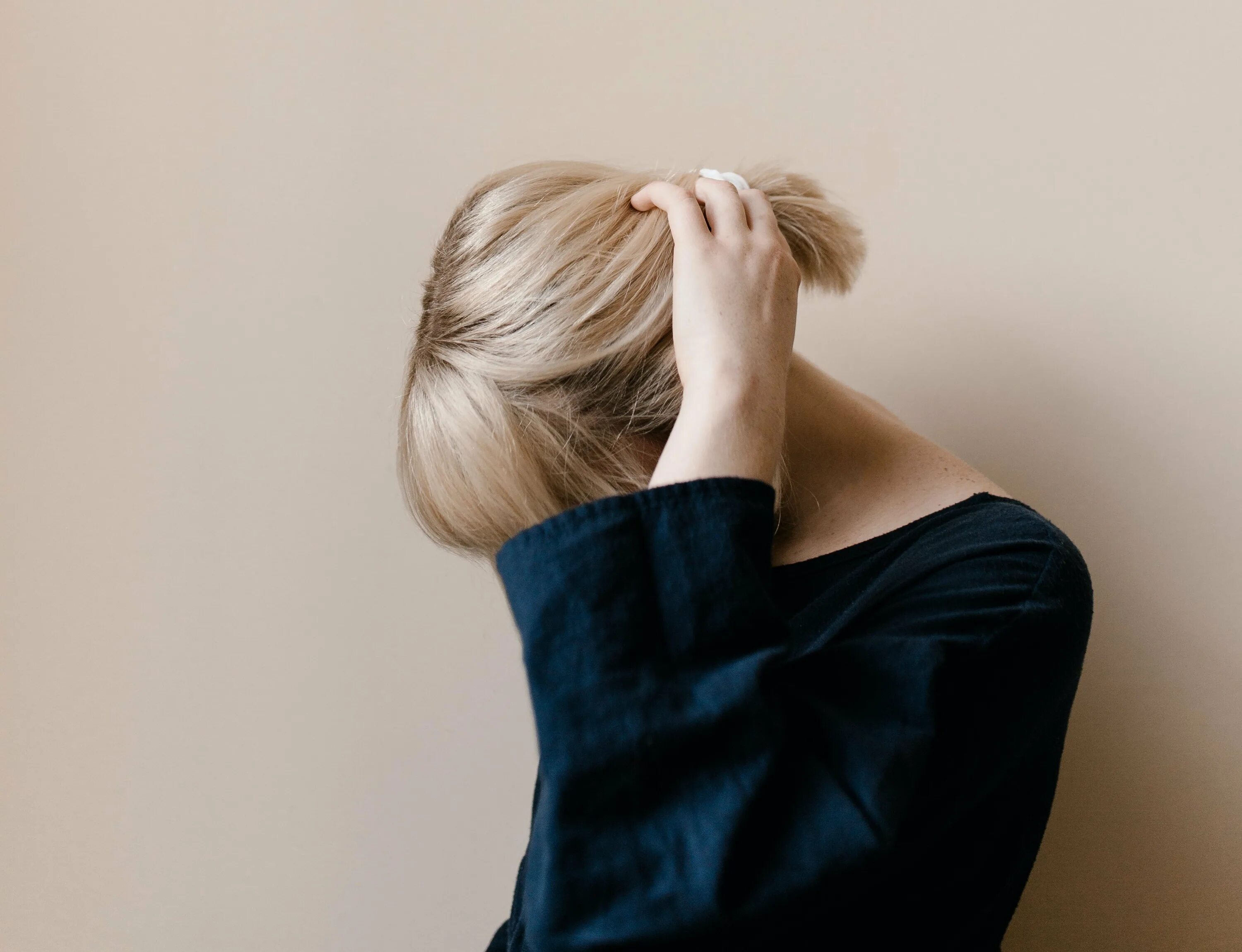 Задумался. Привычка трогать лицо руками. Неуверенный человек. Неуверенность пройдет. Фотография собеседования.