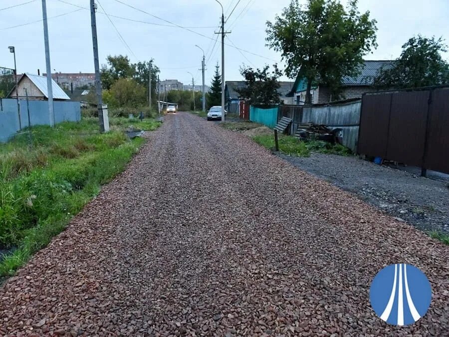 Чем лучше отсыпать дорогу. Отсыпка дороги щебнем. Гравийная подсыпка дороги. Щебеночная грунтовая дорога. Отсыпка дороги гравием.