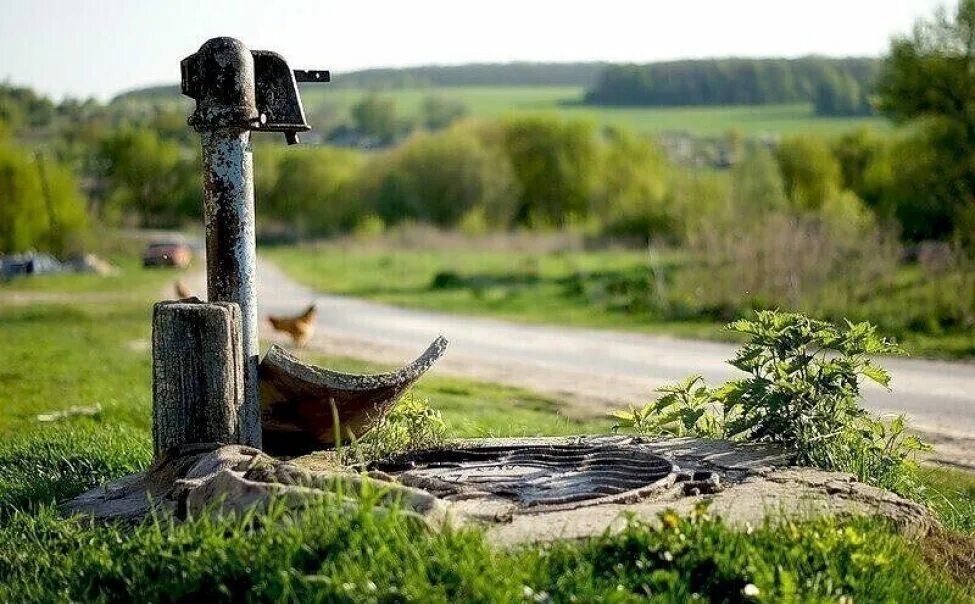 Вода деревенская. Колонка воды в деревне. Водяная колонка в деревне. Деревенская колонка. Деревенская колонка для воды.