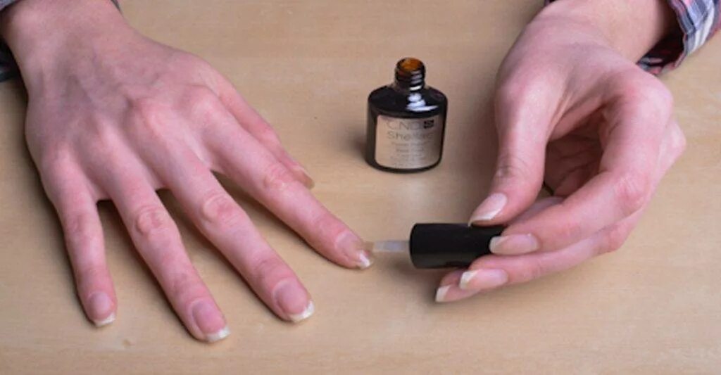 Чем покрывают лак на ногтях. Маникюр с покрытием. Маникюр с покрытием. Маникюр красили ногти. Чем покрывают лак на ногтях.