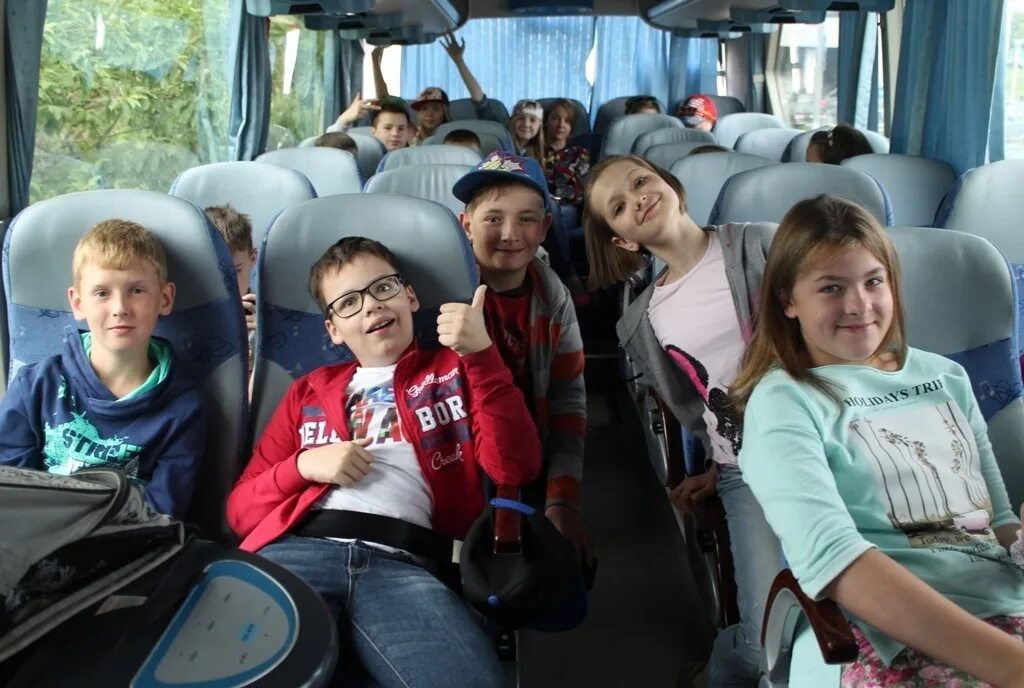 Поездки с детьми по россии. Экскурсии для школьников. Экскурсия на автобусе. Детская автобусная экскурсия. Школьные экскурсии автобусные.