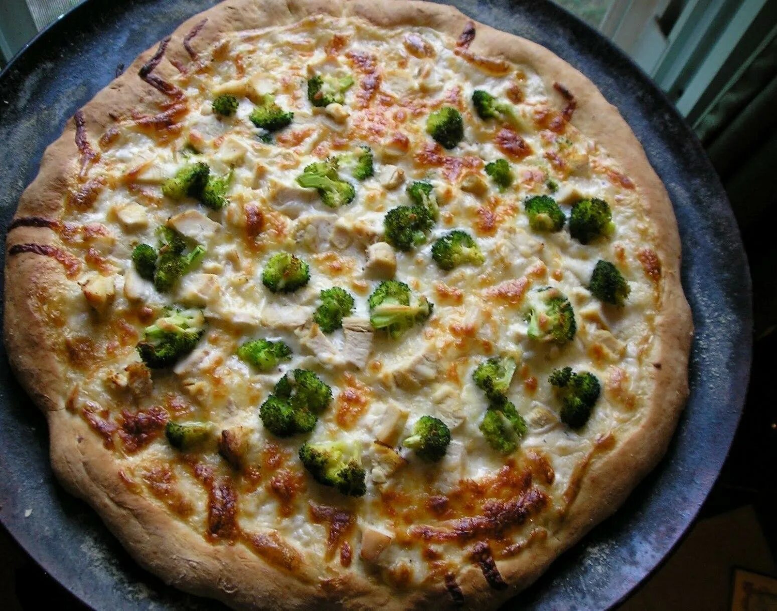 Сырная пицца с овощными начинками и уткой. Пицца бьянка по деревенски. пицца вегетарианская с брокколи. пицца с брокколи и курицей. сырная пицца с брокколи.