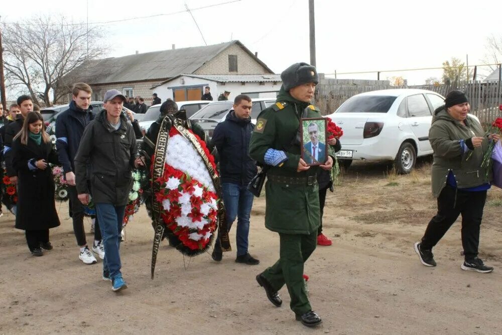 20 октября 2013 года. Похороны в Адамовке. Похороны мобилизированных. Похороны в Оренбургской области мобилизованных. Мобилизованные в нижней Павловке Оренбург.