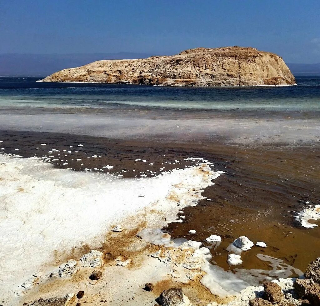 Впадина озера ассаль. Какова высота озера ассаль над уровнем моря. Котловина озера ассаль. Самаы низкаяточка африки. Соленое озеро ассаль.