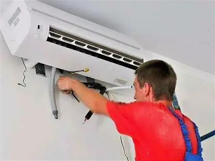 Внешний блок сплит системы. Установка сплитов краснодар. Установка сплитов краснодар. Установщик сплит систем. Демонтаж кондиционеров альпинистами.