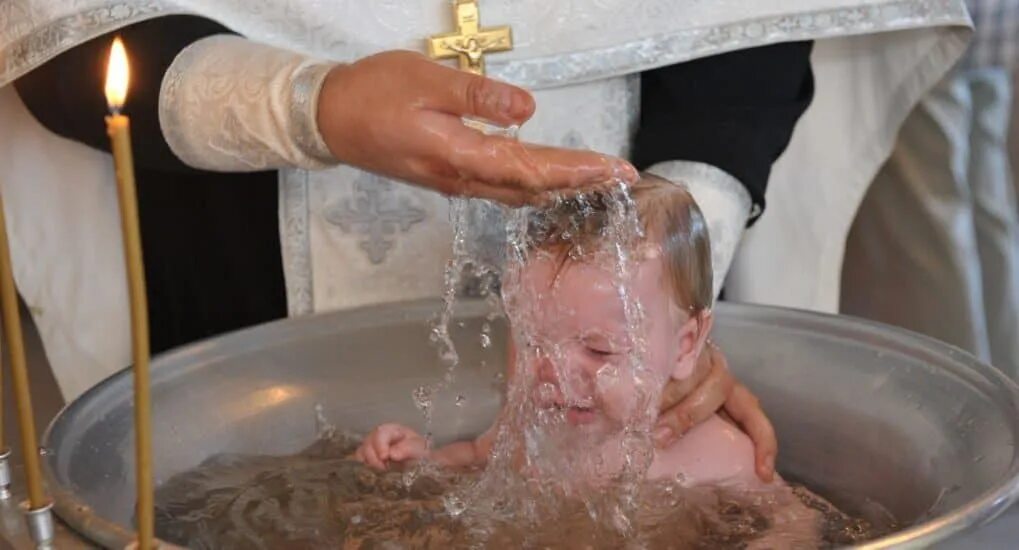 Крестить в честь святого. Крещение ребенка. Крещение человека в церкви. Таинство христианского крещения. Крещение взрослого человека.
