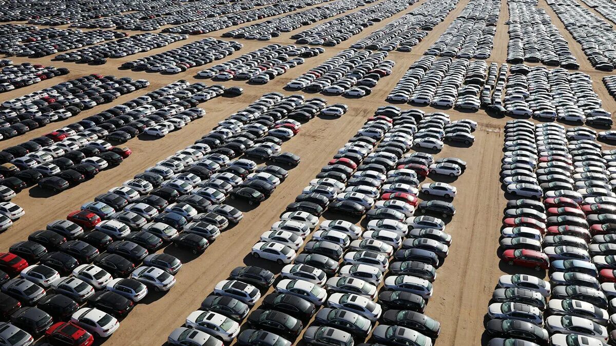 кладбище новых автомобилей. сотни машин. сотни машин. автопробег в поддержку российской армии. корейский авторынок.