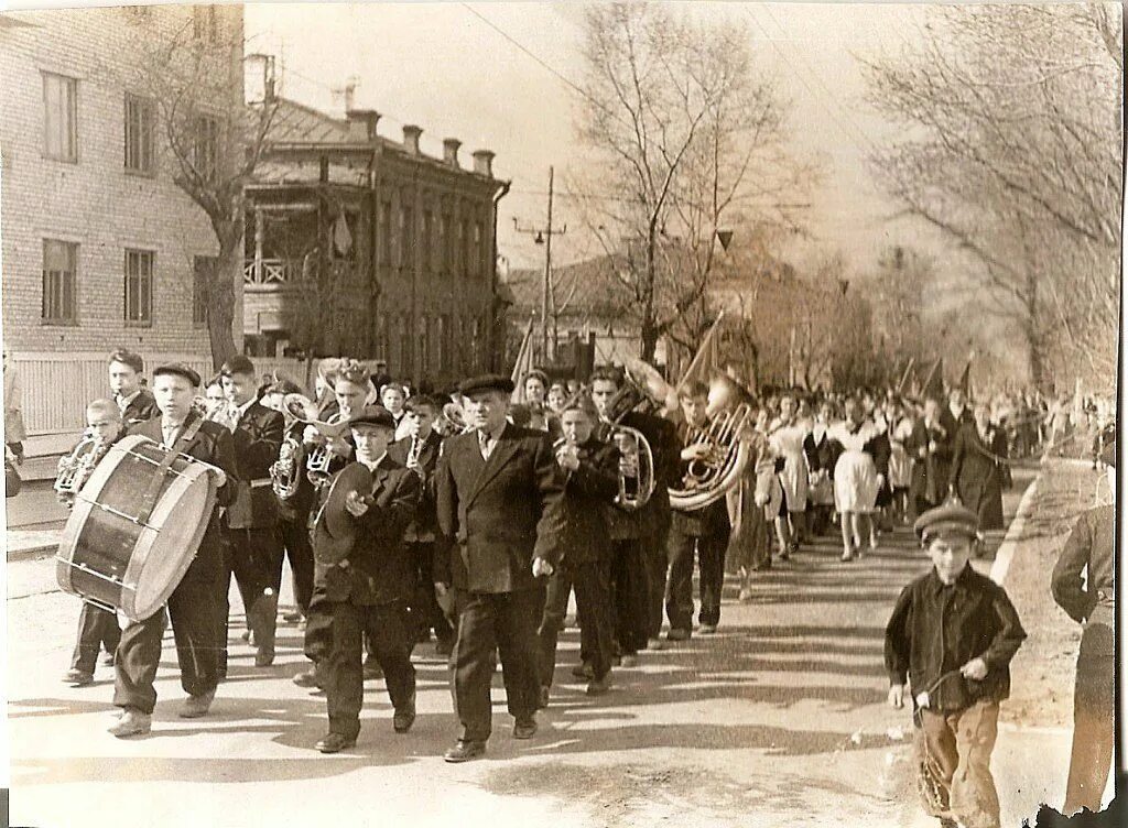 1 мая старые фото. Первомайская демонстрация. Первомай 1961 года в Москве. Советские Маевки. Маевка старые фото Россия.